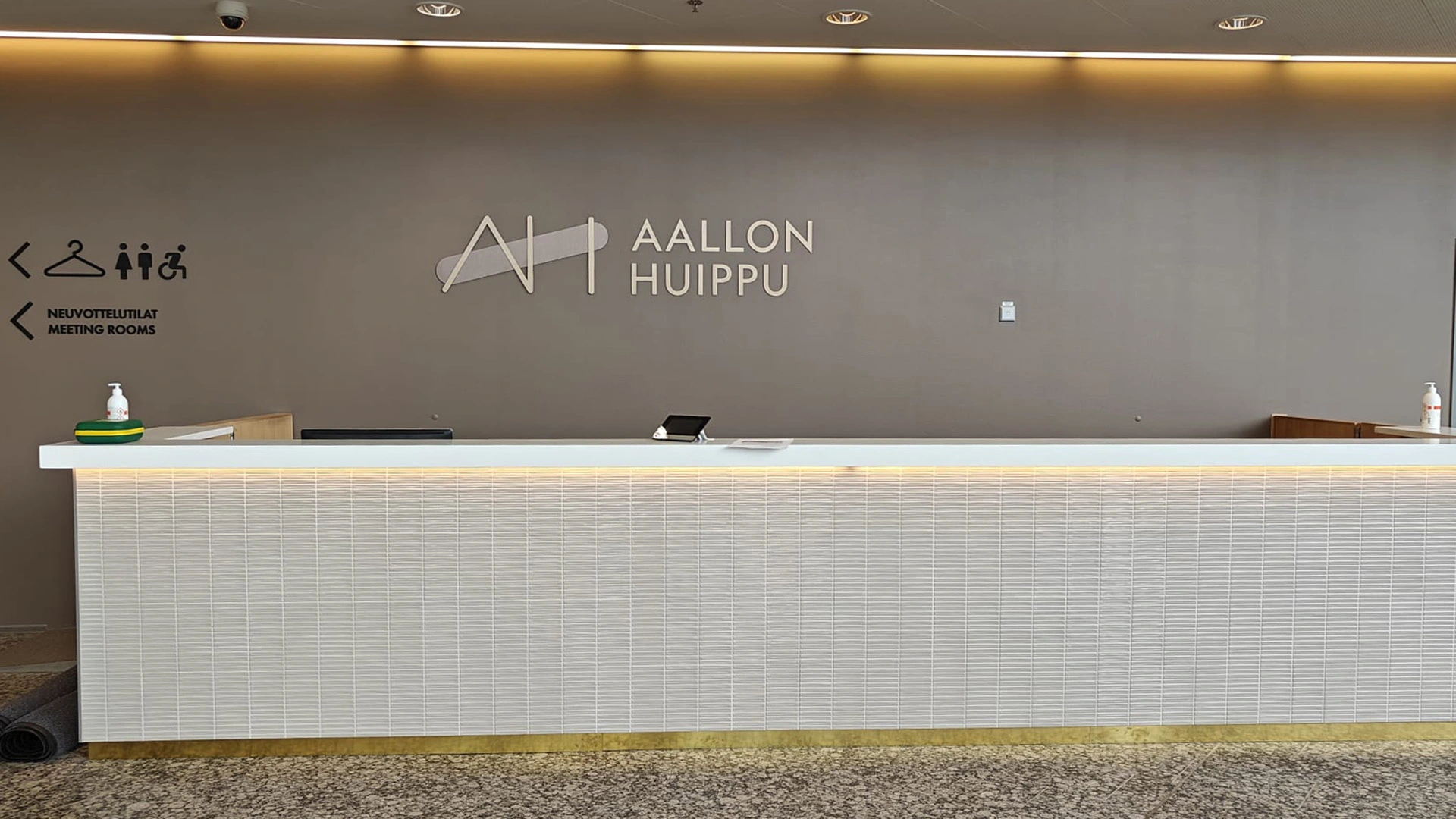 aallonhuippu-toimistokiinteisto-kyltti