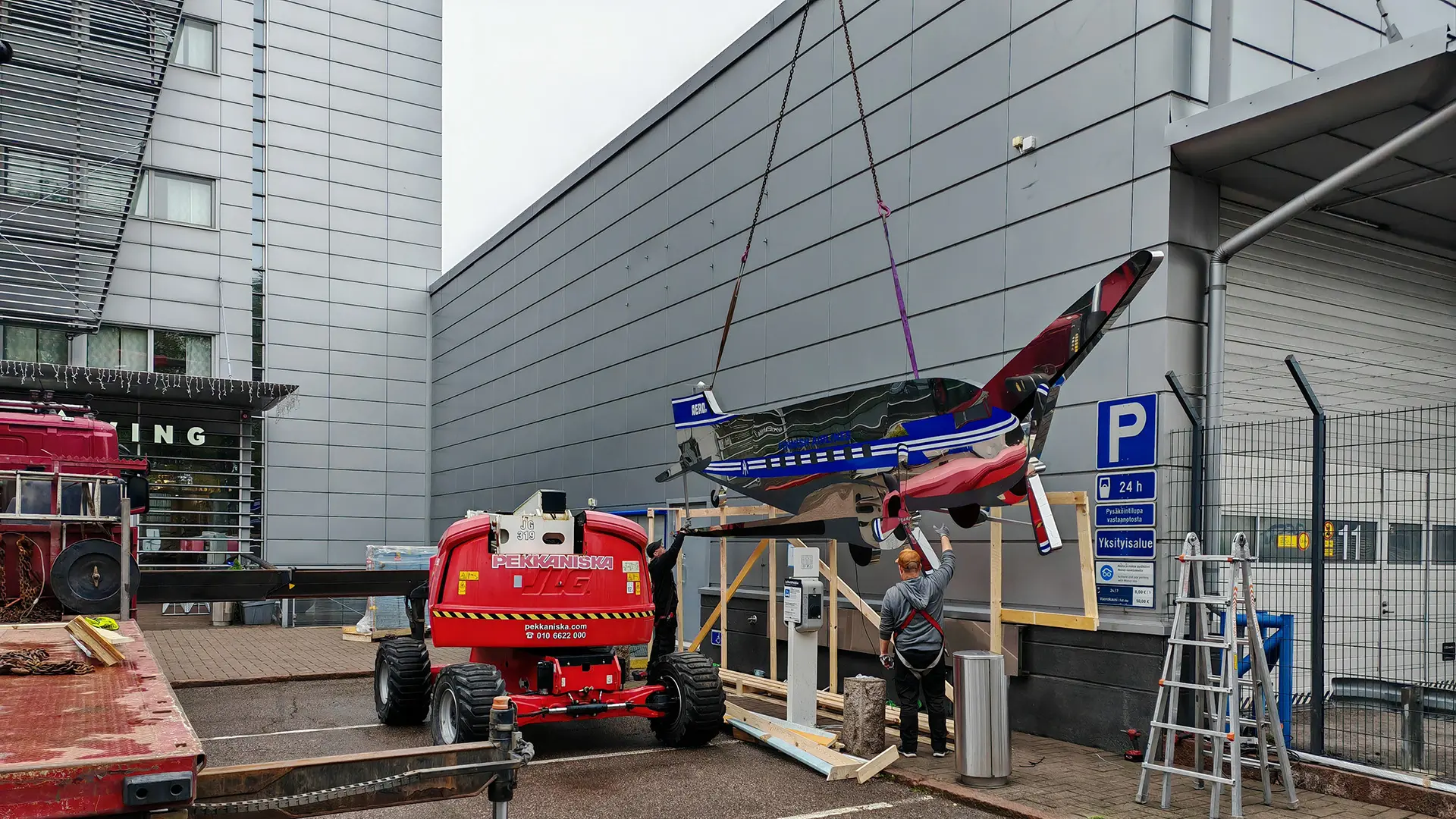 erikoisvalomainosasennus-lentokone-avia-real-estate-valokyltti