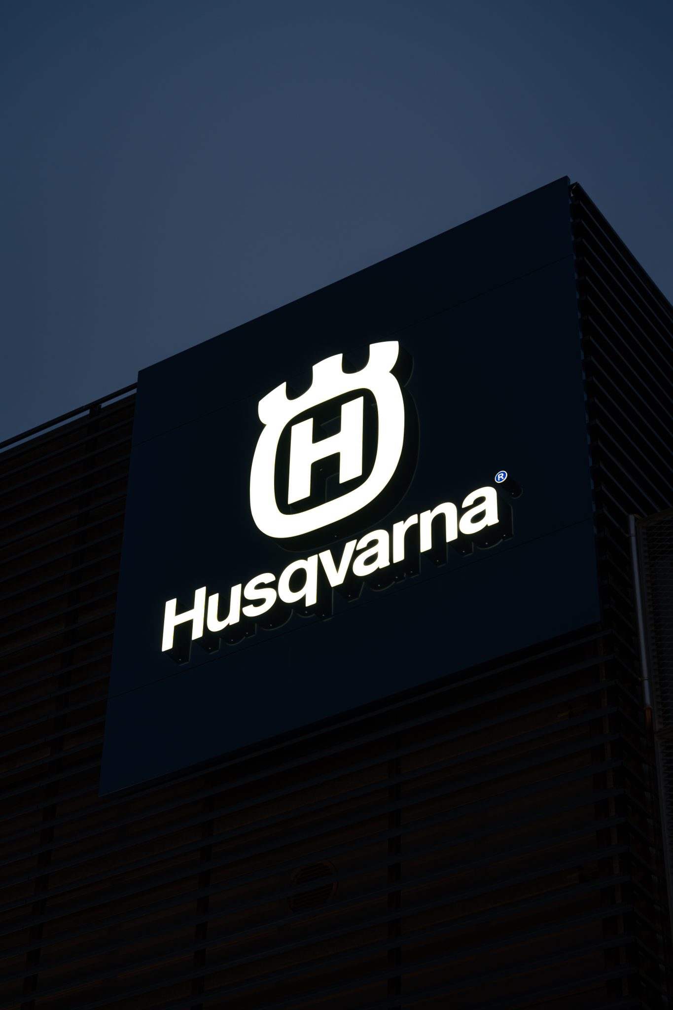 husqvarna-myymälä-led-valomainos-vantaa