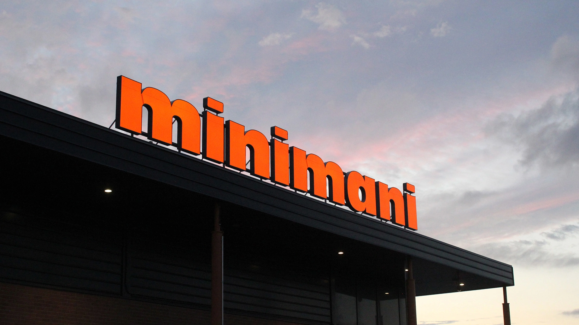 minimani-valomainos-led-irtokirjaimet-kattokyltti-valokyltti-1