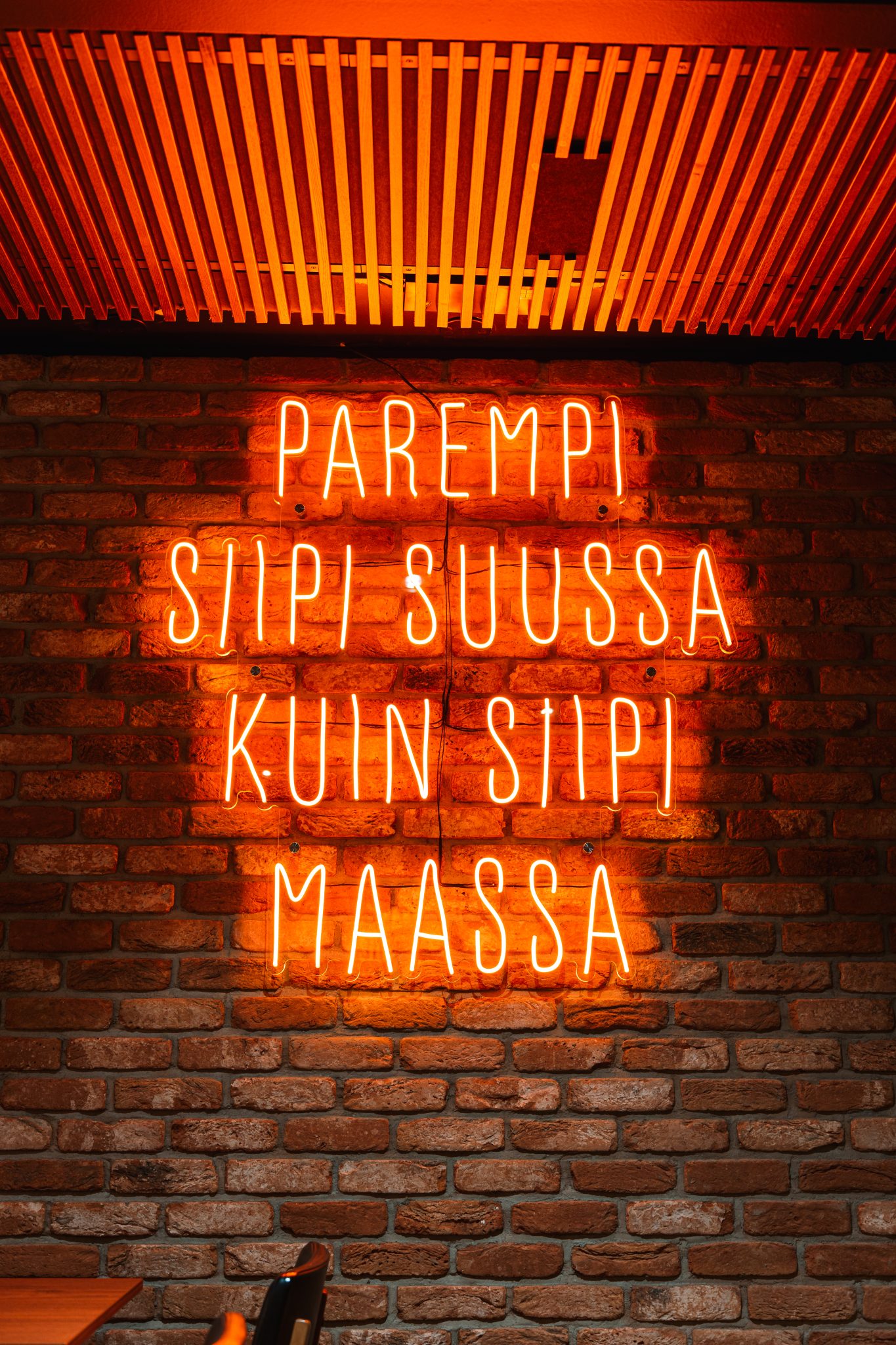 neonvalomainos-ravintola-siipiweikot-helsinki