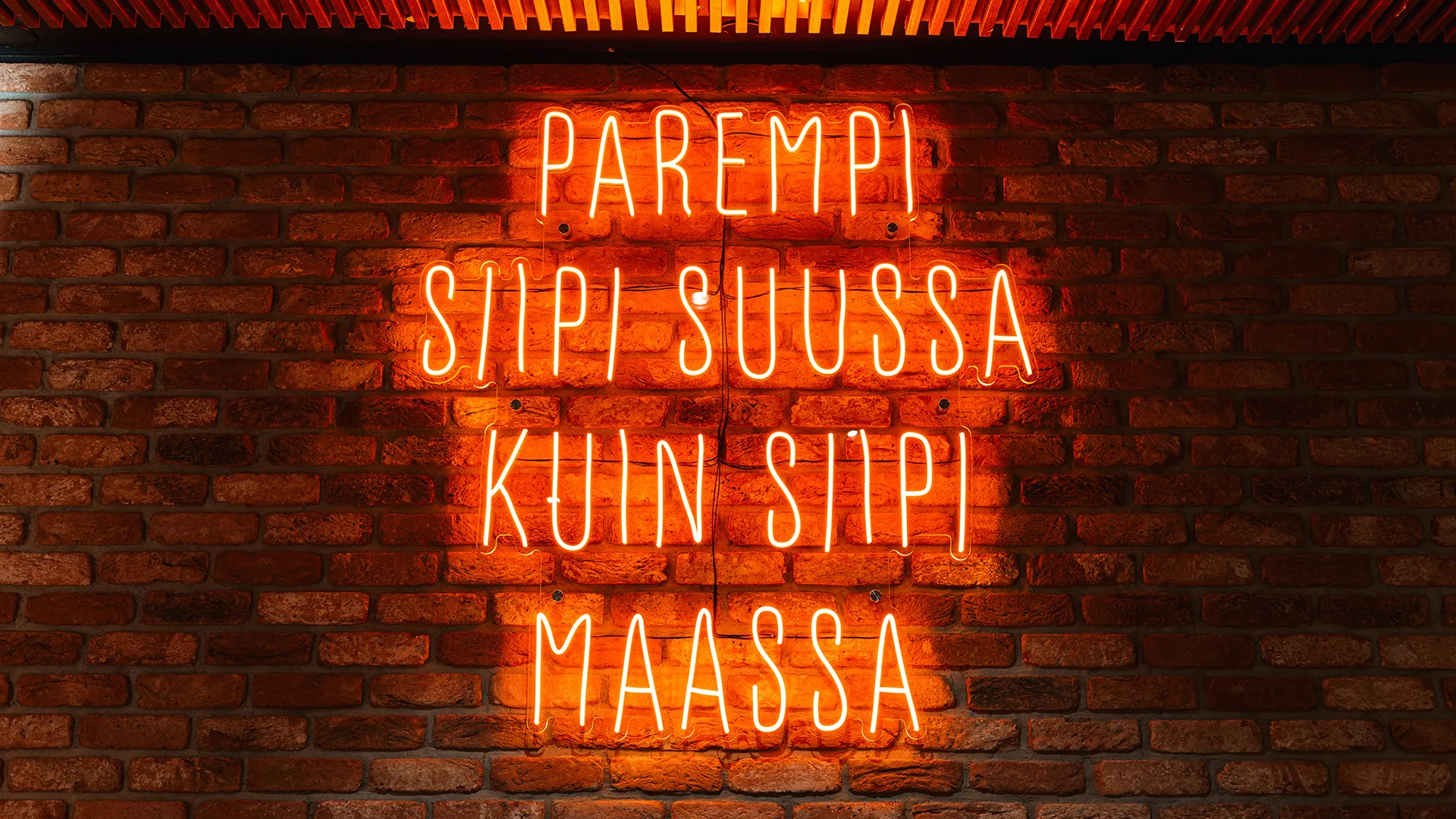 neonvalomainos-ravintola-siipiweikot-helsinki