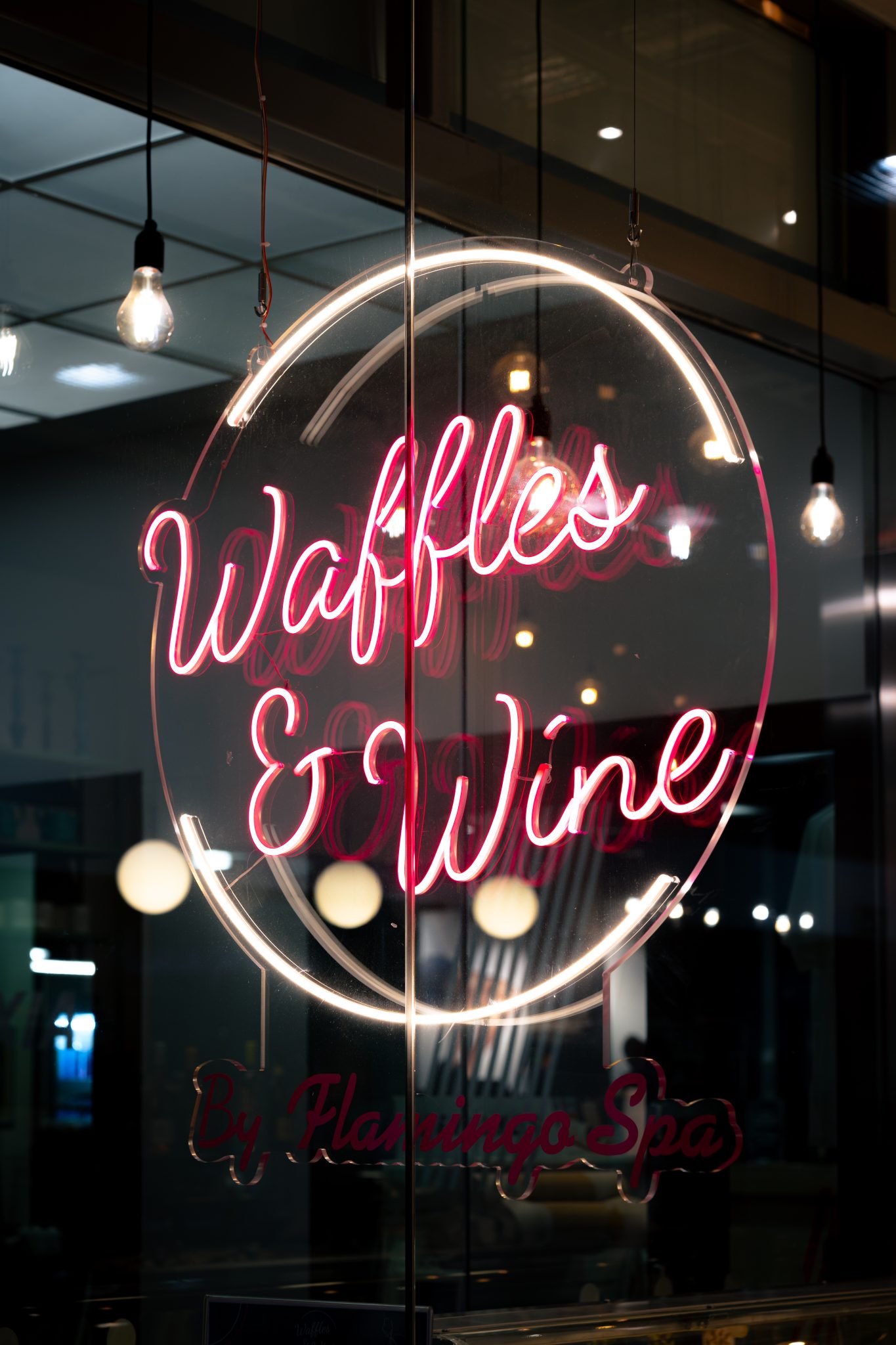 neonvalomainos-ravintola-waffles-wine-vantaa