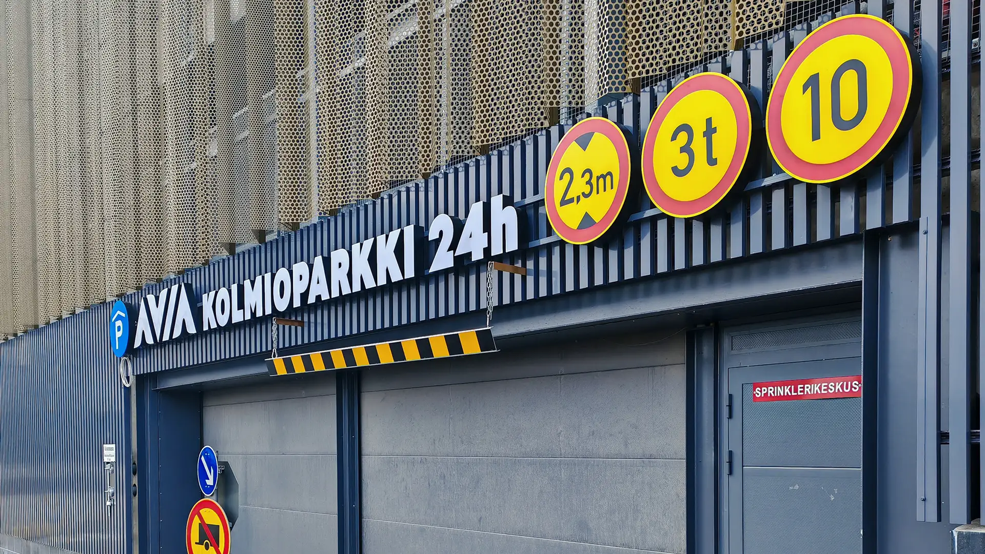 parkkitalo-valomainos-avia-kolmioparkki-valokyltti