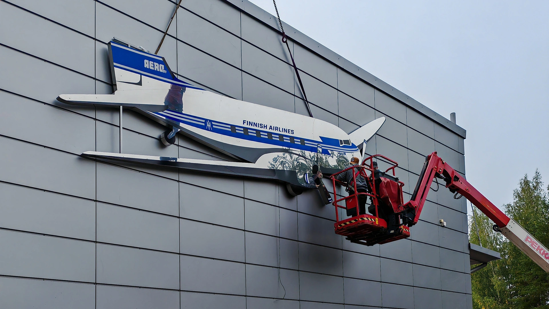 valomainoksen-asennus-valokyltti