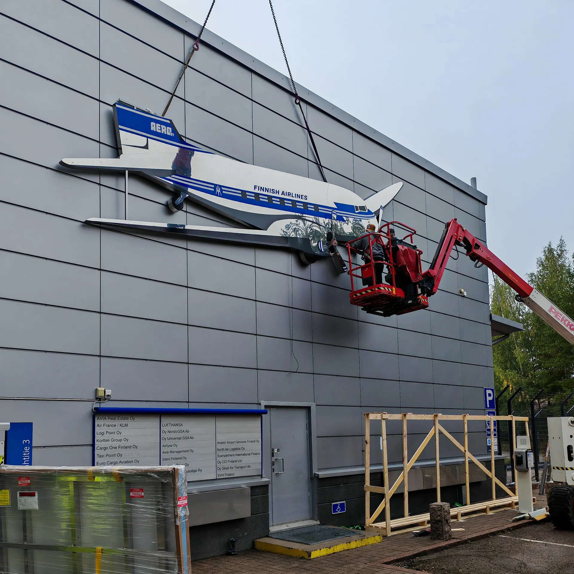 valomainoksen-asennus-valokyltti2