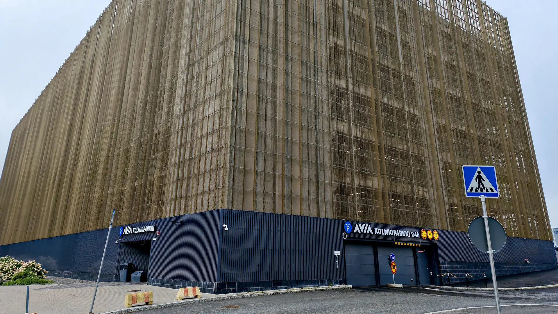 valomainos-vantaa-avia-kolmioparkki-valokyltti-1